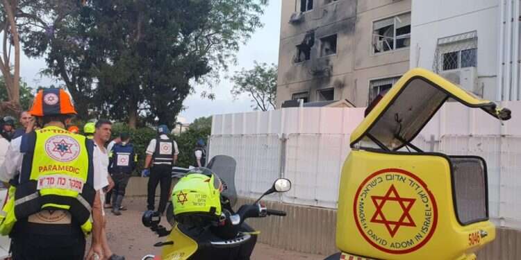 הבניין שנפגע באשקלון. צילום: מד המשך התקיפה ברצועה: צה"ל חיסל בכירים במערך המודיעין של חמאס