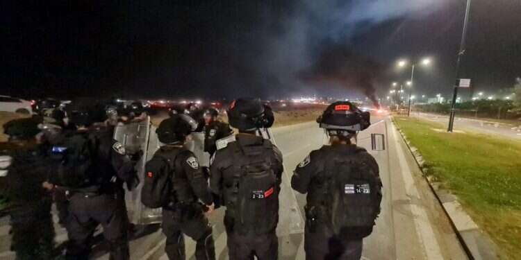 כוחות משטרה סמוך לצומת שגב־שלום שבנגב, בשבוע
שעבר. צילום: דוברות המשטרה