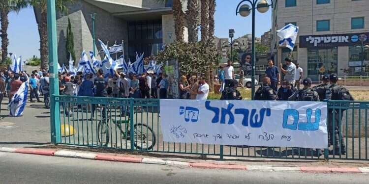 ההפגנה מחוץ לבית המשפט המחוזי. צילום: ברלה קרומבי אסון בשדרות: הילד בן ה-6 שנפצע מפגיעת רקטה מת מפצעיו