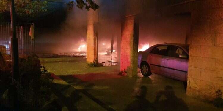 השריפה בחיפה בזמן ההתפרעויות. צילום: תיעוד מבצעי מד 5 בתים ספגו פגיעה ישירה, מתה מפצעיה אשה שנחבלה קשות כשרצה לממ"ד