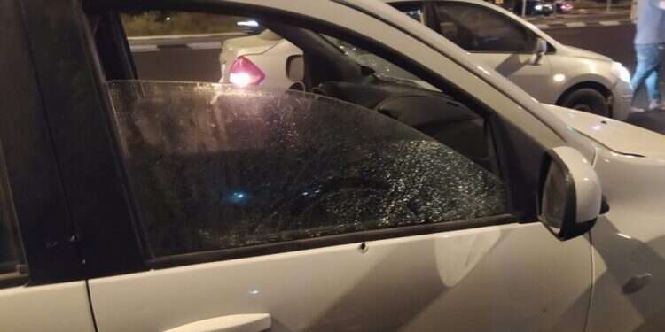 הרכב לאחר המארב בלוד. צילום: באדיבות המצלם בכניסה לעיר לוד: שלושה תושבי השומרון נקלעו למארב מחבלים