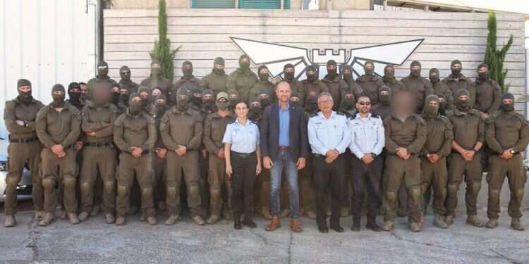 השר אוחנה ולוחמי מצדה. צילום: תקשורת שר הבט לוחמי "מצדה" יקבלו סמכויות שיטור לטיפול בהתפרעויות בערים