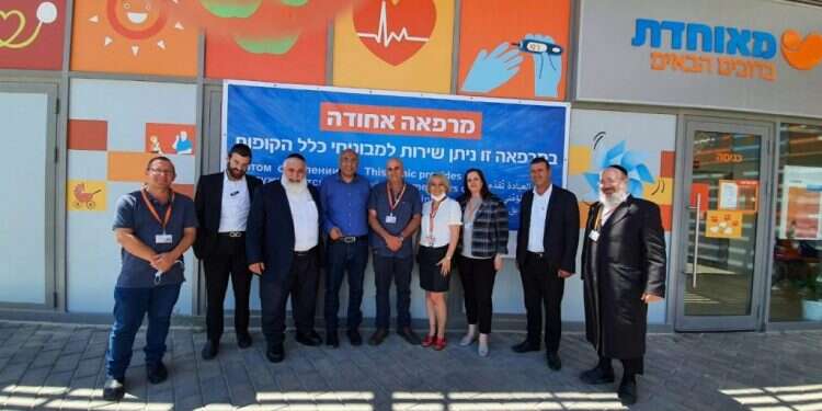 במרכז ראש העיר קריית־גת אבירם דהרי מחוץ למרפאה האחודה לראשונה מאז צוק איתן: נפתחה מרפאת חירום בדרום