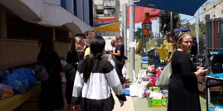 חברי הגרעין התורני בלוד ברמת־אשכול. למצולמים אין קשר לכתבה "אם במקום שיש ערבים לא יגורו יהודים, המשמעות היא לוותר על לוד"