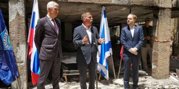 גבי אשכנזי וושרי החוץ בביקור באזור הנפילה בפתח תקווה. צילום: הודיה כריש־חזוני חיבוק חם: שלושה שרי חוץ הגיעו לביקור תמיכה בישראל