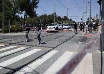 זירת הפיגוע. צילום: יונתן זינדל פלאש90 פיגוע דקירה בירושלים; שני פצועים פונו לביה"ח