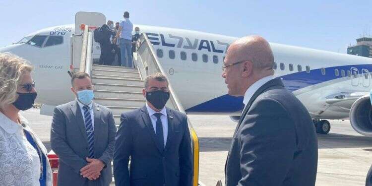 גבי אשכנזי נוחת במצרים, הבוקר. צילום: משרד החוץ המגעים בין ישראל למצרים: שיקום, הסדרה והשבת החללים