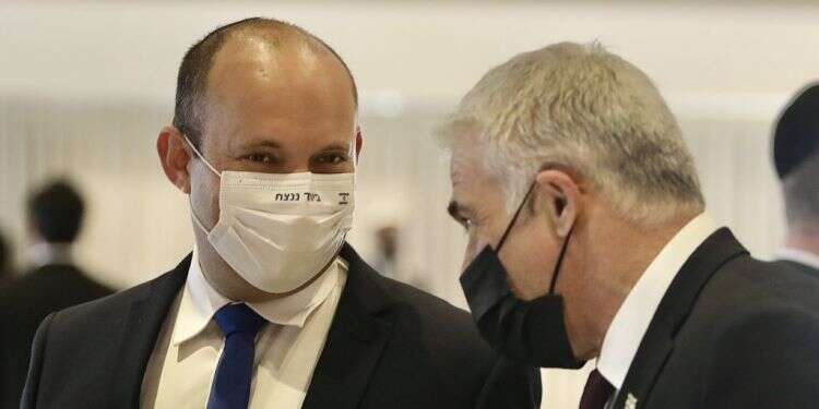 בנט ולפיד ביום השבעת הכנסת הנוכחית. צילום: מארק ישראל סלם ממשלת האילוצים והפשרות