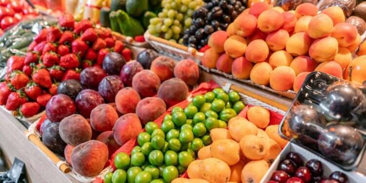 דוכן פירות. צילום: שאטרסטוק רפורמה לא תחסל את החקלאות אלא תדרוש ממנה להשתפר