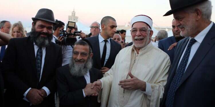 הרב ביתן עם בכיר במפלגת השלטון התוניסאית לפני סעודת האיפטאר ברמדאן, 2015 צילום: EPA אי של תקווה