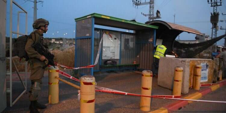 זירת הפיגוע בצומת תפוח. צילום: יוסי זליגר חגיגות רמאדן וסיוע למחבלים: התגובה הפלסטינית לפיגוע