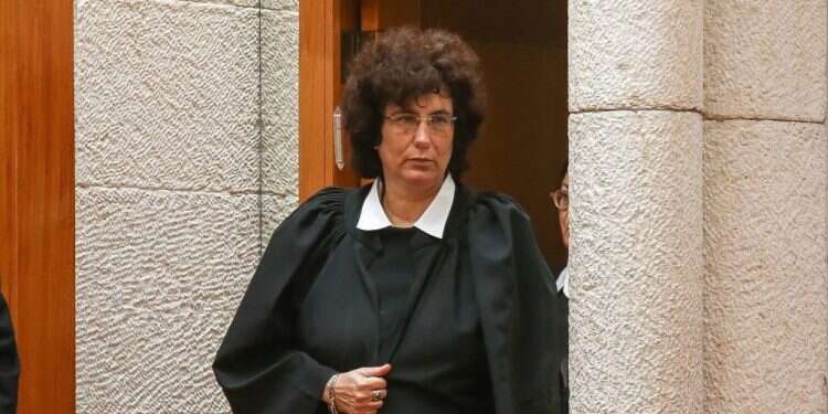 דפנה ברק־ארז. צילום: אורן בן חקון אדמה בוערת: אולי לא מפתיע שאירועי הדמים התחילו ממאבק על שקר