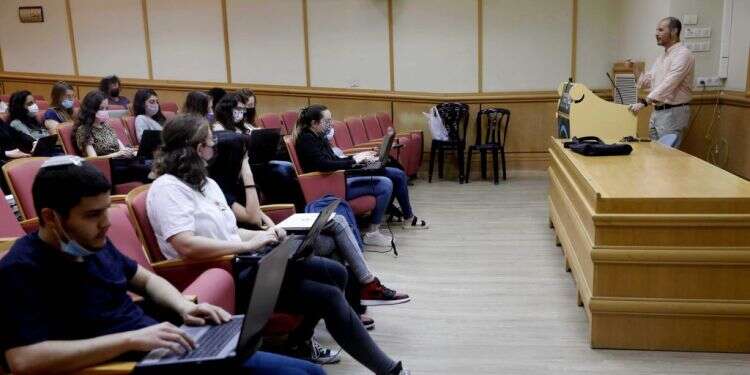 סטודנטים באוניברסיטה, בחודש שעבר.למצולמים אין קשר לכתבה. צילום: שאטרסטוק