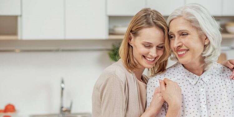 צילום: שאטרסטוק אין הורות מושלמת: ספר על יחסי אם ובת שלא נופל לקיטש