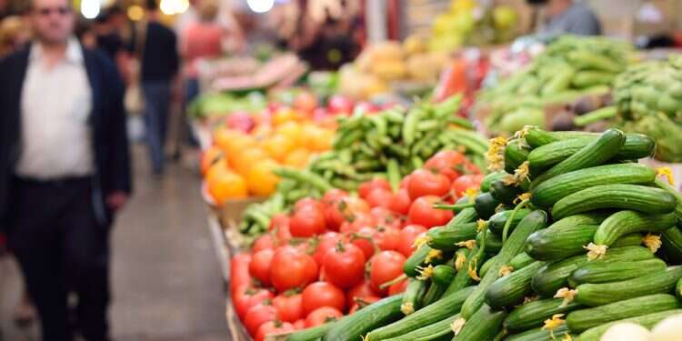 דוכן ירקות בשוק מחנה יהודה. צילום: שאטרסטוק לראשונה: רוב הירקות והפירות המיובאים בשמיטה יגיעו מאירופה