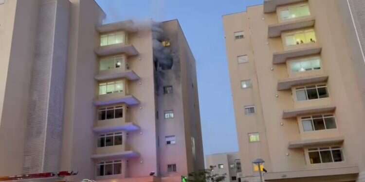 הבניין שנפגע בשדרות. צילום מסך: מד אסון בשדרות: הילד בן ה-6 שנפצע מפגיעת רקטה מת מפצעיו