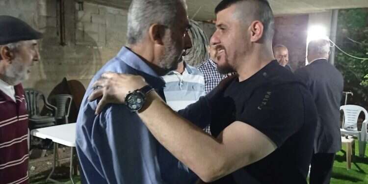 כמאל חטיב ומחאג'נה. צילום מסך מתוך הפייסבוק של יו שוב: בכירים ערבים חוגגים שחרור של מחבל