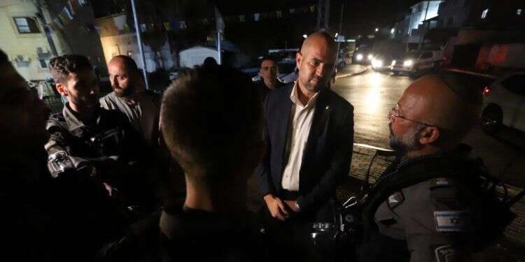 השר לביטחון הפנים אמיר אוחנה עם כוחות המשטרה בלוד, השבוע. צילום: יהונתן שאול