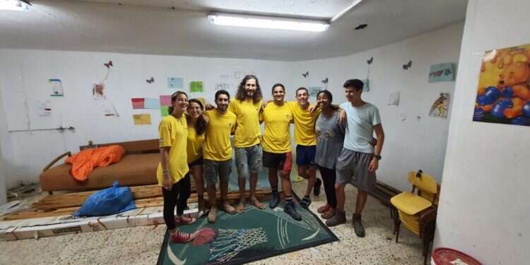 מכינת ערבה במקלט בקריית מלאכי. צילום: באדיבות המשתתפים וארגון JNF UK לא רק תמיכה מרחוק: מכיניסטים מתנדבים ומסייעים בדרום