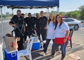 מלאכי החוסן: האנשים הטובים שנותנים אהבה מאחורי הקלעים