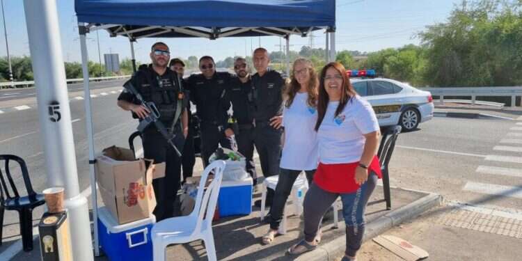 מלאכי החוסן: האנשים הטובים שנותנים אהבה מאחורי הקלעים