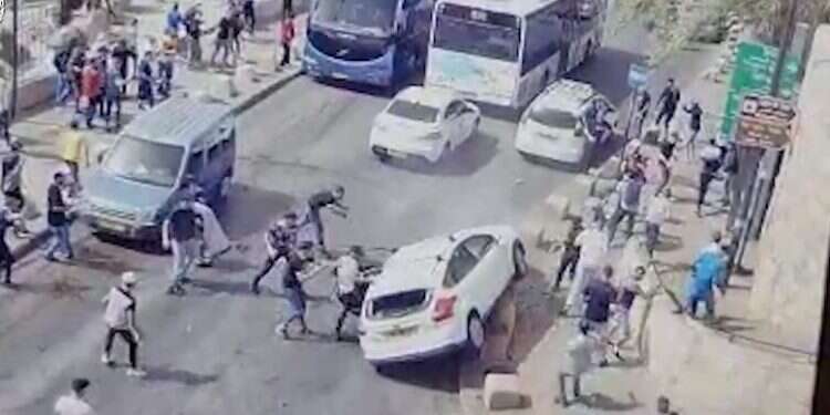 ניסיון לינץ' בירושלים: צעירים ערבים יידו אבנים על רכב יהודי