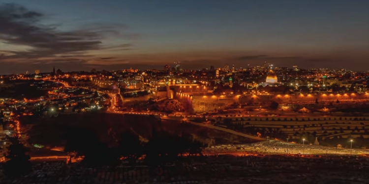 צילום מסך מתוך הקליפ לשיר ירושלים, עומר אדם עומר אדם לא טועה: ירושלים עדיין מוכרת