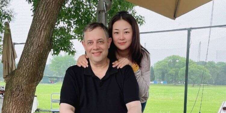 בהקשר המגפה שמח שהסינים קשוחים ולא מעגלים פינות. עופר דקל ואשתו. צילום: באדיבות המצולם