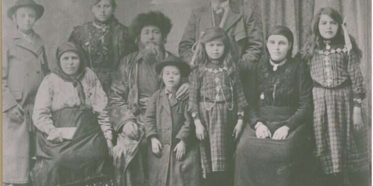 הכותב ר' משה רכטמן עם בני משפחתו. צילום: מאוסף התצלומים של הרב מתתיהו דייטש אשכנזי