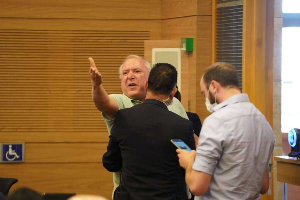 דוד אמסלם מוצא מהדיון. צילום: דוברות הכנסת