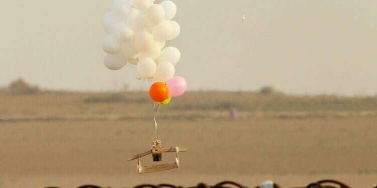 מרחב מוגן נפשי. בלוני תבערה ליד קיבוץ נחל־עוז צילום: AFP