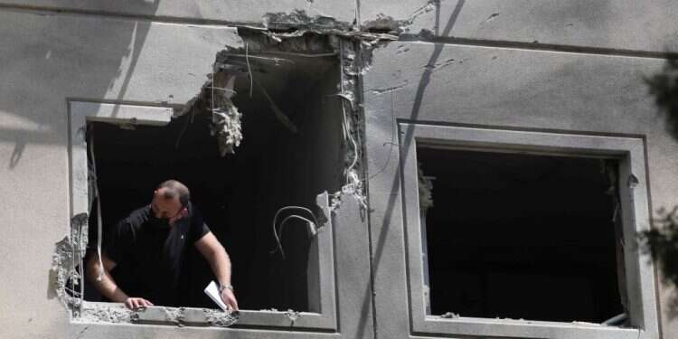 בית שספג פגיעה ישירה באשקלון. צילום: AFP נזקים ישירים ועקיפים: מי זכאי לפיצויים ממבצע שומר החומות