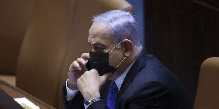 בנימין נתניהו במליאת הכנסת. צילום: EPA כך יוחלף השלטון: הסמכויות עוברות לראש הממשלה החדש מיד בהשבעה