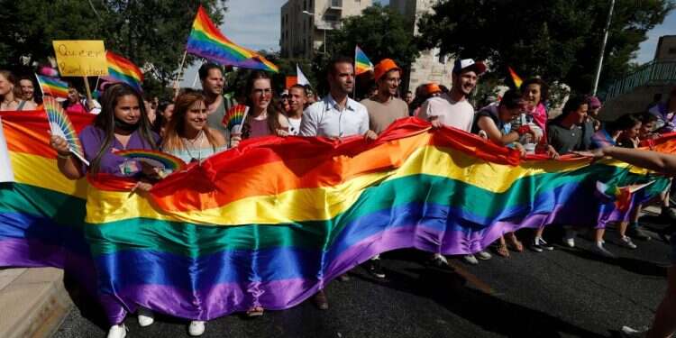 מצעד הגאווה בירושלים, ארכיון. צילום: EPA רוני מרום, ראש מועצת מצפה רמון: "רבים וטובים מנוצלים במאבק בין העולם השמרני לבין מי ששואף לפרקו״