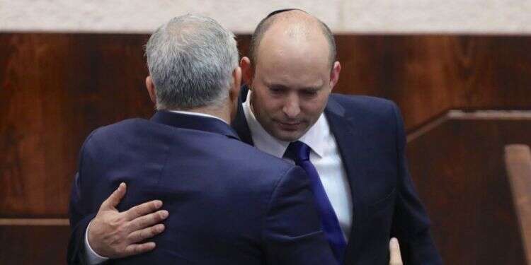 בנט ולפיד. צילום: EPA חוק איחוד משפחות והצעות אי־אמון: האתגרים והמלכודות של הממשלה