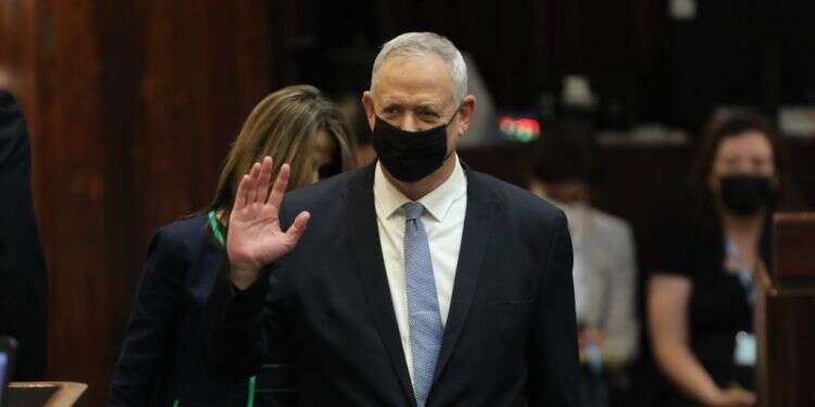 שר הביטחון בני גנץ. צילום: EPA ממשלה חדשה, הרגלים ישנים: גנץ מבקש להחיות את חקירת הצוללות