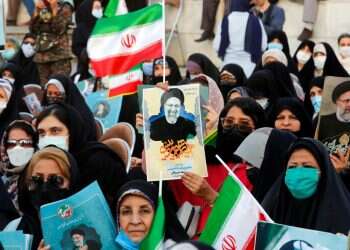 הבחירות באיראן: שני מועמדים פרשו בישורת האחרונה