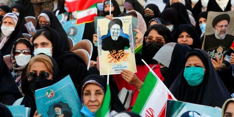 עצרת תמיכה בנשיא איראן איברהים ראיסי. צילום: EPA הבחירות באיראן: שני מועמדים פרשו בישורת האחרונה