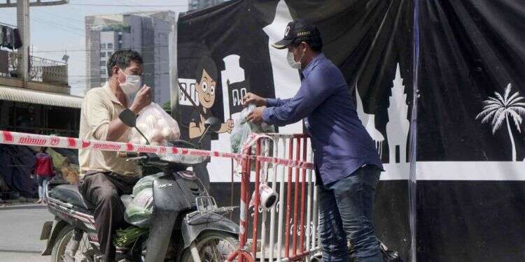 השוק בקמבודיה, השבוע. צילום: EPA סגרים ובדיקות: בעולם מחמירים מגבלות בשל התפשטות וריאנט דלתא