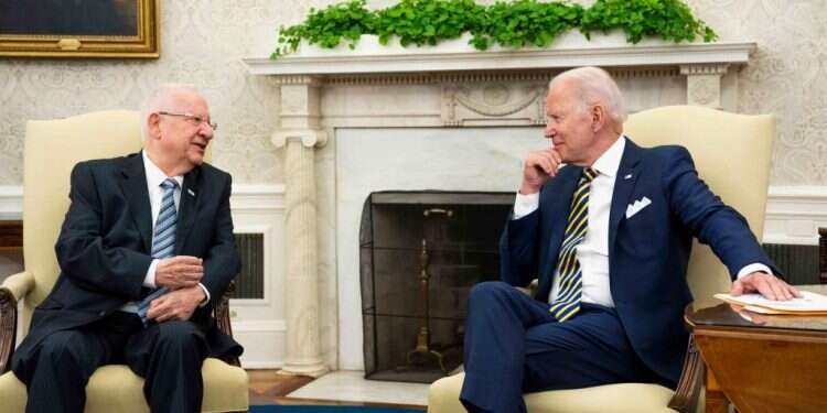 הנשיא ביידן והנשיא ריבלין. צילום: EPA פגישת הנשיאים: האיום האיראני, פתרון שתי המדינות ובנט