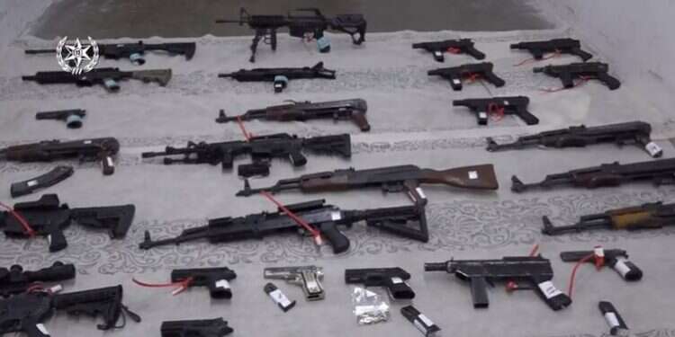 נשק בלתי חוקי. צילום מסך מתוך סרטון של דוברות המשטרה סוכן סמוי הביא למעצרם  של עשרות חשודים בחשד לייצור וסחר באמצעי לחימה