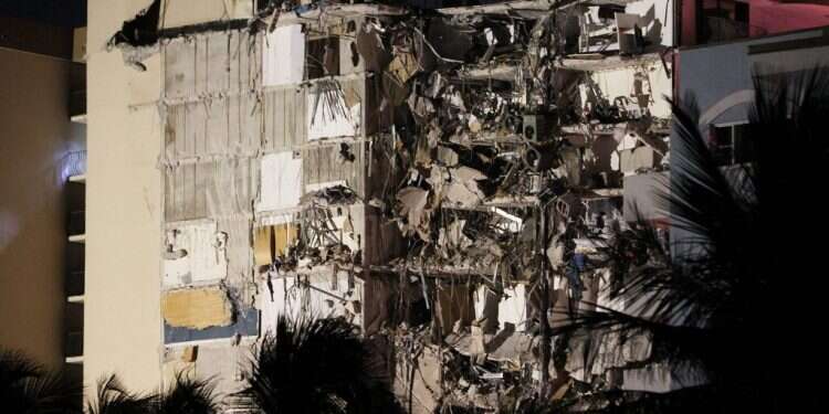 הבניין שקרס במיאמי. צילום: AFP