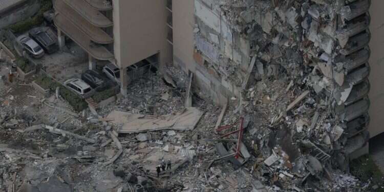 הבניין שקרס במיאמי. צילום: AFP