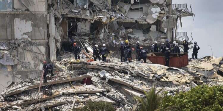 עובדי הצלה סורקים את הריסות הבניין בפלורידה. צילום: EPA מניין ההרוגים באסון בפלורידה עלה לחמישה; 35 יהודים נעדרים