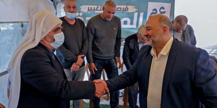 עבאס בביקור בכפר מע'אר, מרץ 2021. צילום: AFP