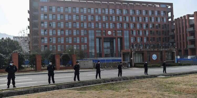 המכון הווירולוגי בווהאן. צילום: AFP תיאוריית דליפת הקורונה מהמעבדה מאיימת להעכיר את יחסי ארה"ב־סין