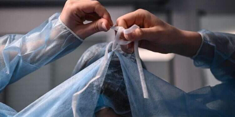 אחות, אילוסטרציה. צילום: AFP אחות שהזדהתה עם פרעות נגד יהודים תחזור לעבוד בבית חולים