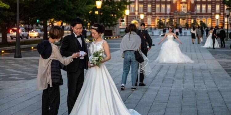 זוג יפני. אילוסטרציה. צילום: AFP אפליה מגדרית ביפן? זוגות יחויבו בנשיאת שם משפחה זהה