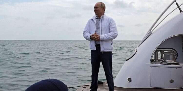 נשיא רוסיה ולדימיר פוטין בים השחור, השבוע. צילום: AFP בריטניה מכחישה את הטענה שבוצע ירי לעבר משחתת שלה