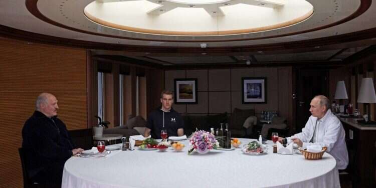 לוקשנקו ובנו קוליה עם פוטין ,השבוע. צילום: AFP